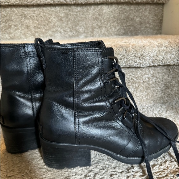 Sorel Boots size 9, used items, not new. May include signs of wear. - Picture 3 of 5